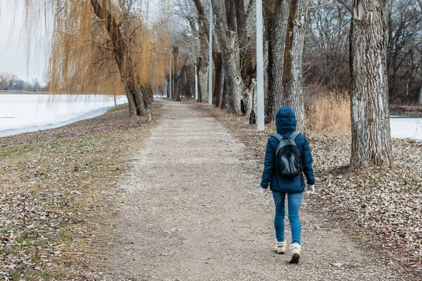 Girl Tourist Blue Jacket Backpack Walks Spring Autumn Park Lake — 스톡 사진