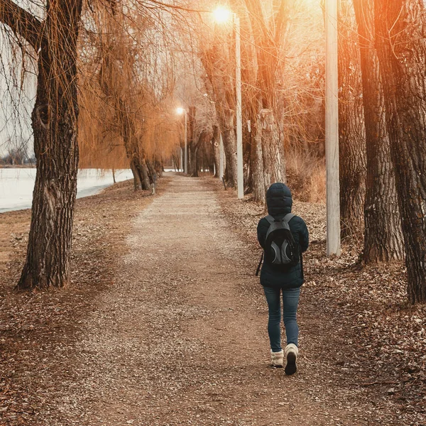 Girl Tourist Blue Jacket Backpack Walks Spring Autumn Park Lake — 스톡 사진