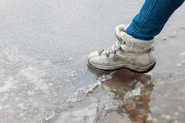 Zkoušet Nebezpečí Nohy Zkoušet Tenký Led Břehu Nebezpečí Jaře — Stock fotografie