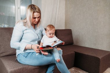 Annem küçük bir bebekle konuşuyor. Peri masalı okuyorum.