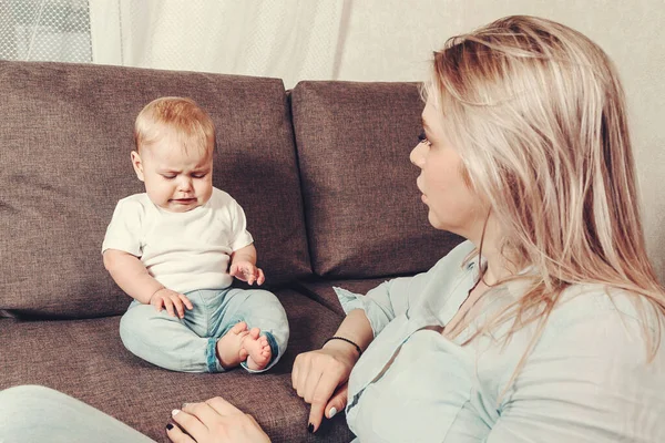 Anne ve çocuğu anlama sorunları. Genç bir kadın anne bir dadı ve biraz huysuz ve öfkeli bir çocuk. Bir anne ya da dadıyla küçük bir çocuğun anlaşmazlığı..