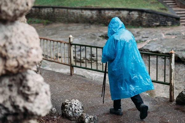 Homem Caminha Com Uma Capa Chuva Azul Chuva Vista Parte — Fotografia de Stock