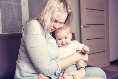 Anneyle olan ilişkimiz, hayatımızdaki ilk ilişki. Büyük abla ya da kollarında küçük bir gülümseme olan sevgi dolu anne..