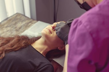 Kalıcı makyajlı kalıcı kaş kozmetikçisi dövmesi kalıcı makyaj yapıyor. Kapat. 