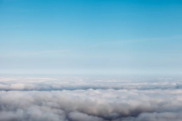 青い空の雲の鳥の目飛行機の窓からのドローンからの眺め — ストック写真