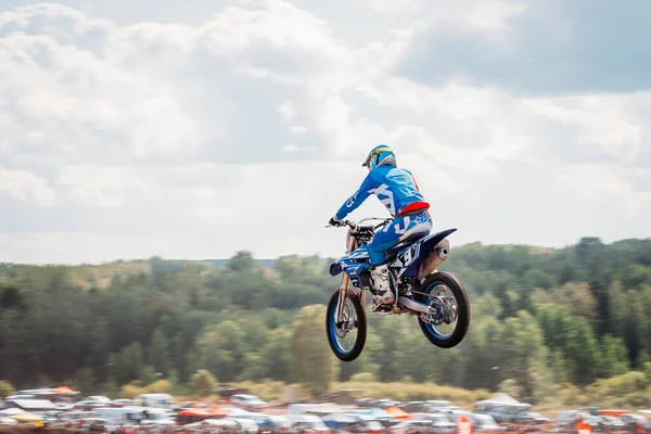 Lebedyanka ロシア 8月25 2019 ロシアモトクロス選手権 バイクやオートバイレースオフロードクロスカントリー アスリートは青い空に向かって飛び立つ — ストック写真