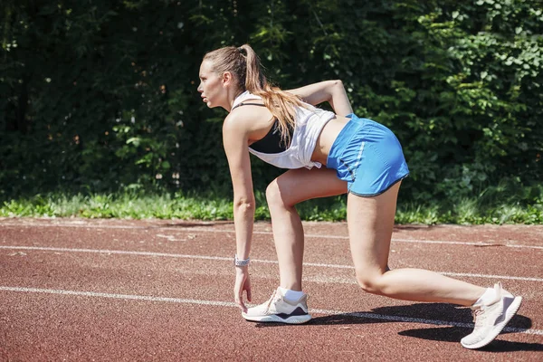 Genç güzel atlet kız bir yaz günü oyun parkındaki yarışa hazırlanmıştı.