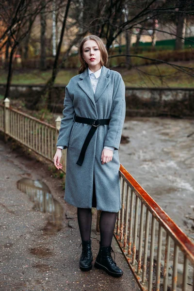 Bella giovane donna d'affari in cappotto grigio in posa a Park autunno — Foto Stock