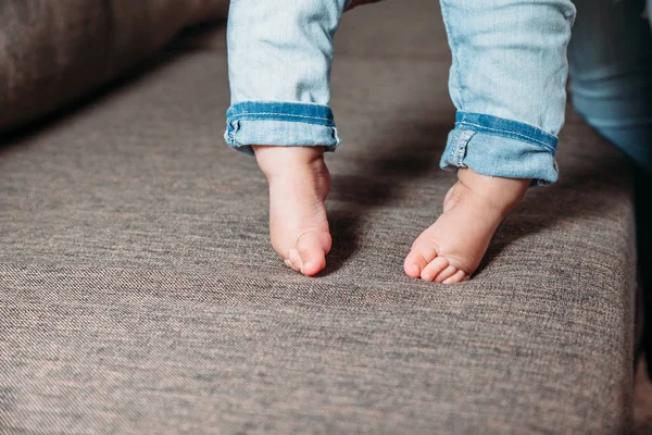 Bebeğin ilk adımları. Bebeğin ayakları ilk adımları atıyor. Yalınayak çocuk bacakları fotoğrafı..