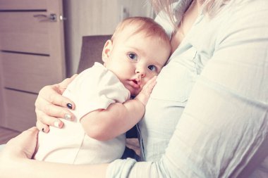 Anneyle olan ilişkimiz, hayatımızdaki ilk ilişki. Büyük abla ya da kucağında küçük bir çocukla sevgi dolu bir anne..