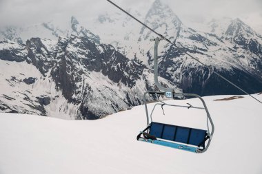Kayak merkezindeki kayak koltuğu kaldırma halatı, fünikülerden dağlara kadar manzara.