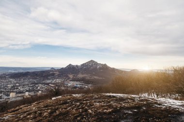Dağlık bölgedeki şehrin güzel manzarası.
