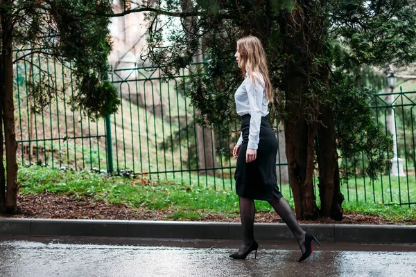 Giovane donna d'affari che cammina all'aperto nel parco — Foto Stock