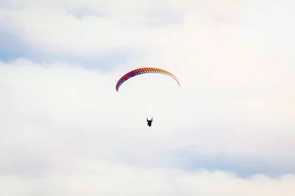 Parapente Vole Sur Fond Nuages Par Une Journée Ensoleillée — Photo