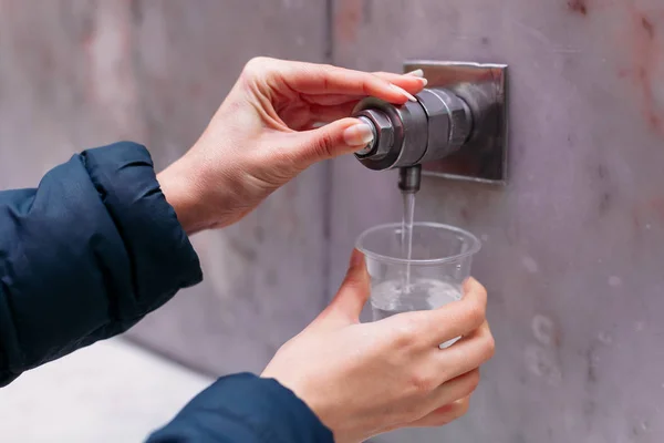 Drinkgalerij Van Minerale Bron Close Van Jonge Vrouw Het Verkrijgen — Stockfoto