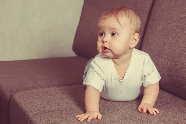 Küçük bebek yatakta emekliyor. Ailede bir çocuğun olması. Duygusallık çocuğum. Boşluğu kopyala.