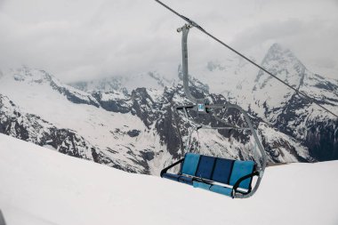 Kayak merkezindeki kayak koltuğu kaldırma halatı, fünikülerden dağlara kadar manzara.
