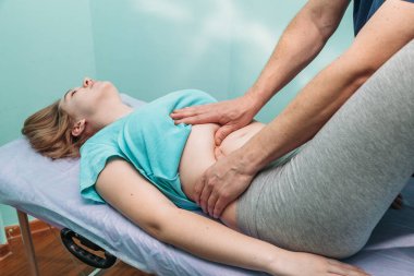 Ofiste osteopatik karın masajı