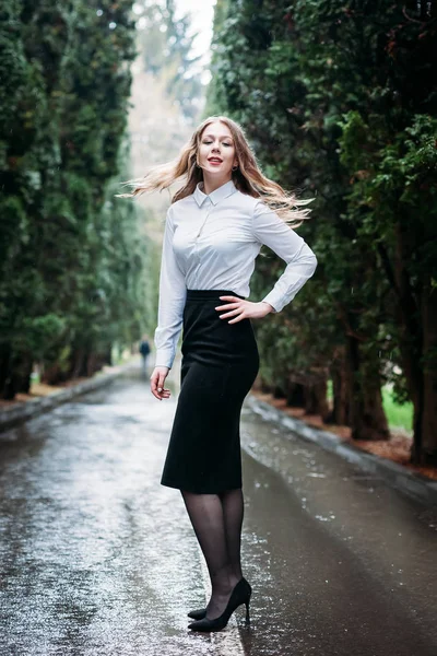 Giovane donna d'affari che cammina all'aperto nel parco — Foto Stock