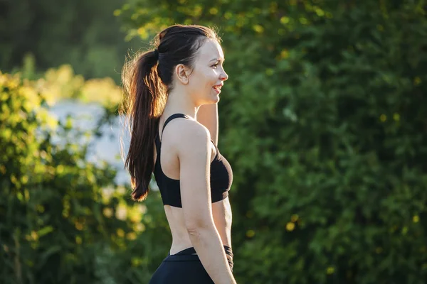 Mujer joven corriendo en el parque — Foto de Stock