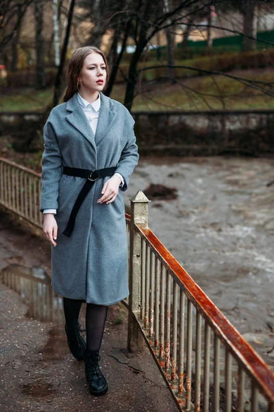 Bella giovane donna d'affari in cappotto grigio in posa a Park autunno — Foto Stock