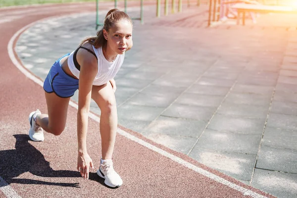 Joven Atleta Prepara Para Una Carrera Estadio Deportivo — Foto de Stock