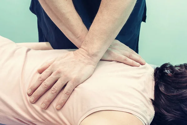 Chiropractor tedavi yöntemleri yapma. Genç kadın tablo, onu geri ile çalışma masör masaj rahatlatıcı. Güzellik, sağlık, dinlenme, spa, vücut kavramı 