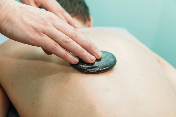 Hombre Masaje Piedra Recibiendo Masaje Terapia Piedra Gabinete —  Fotos de Stock