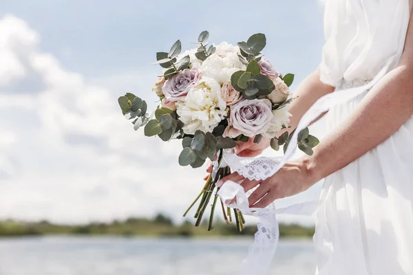 Bruden Med Bröllop Bukett Blommor — Stockfoto