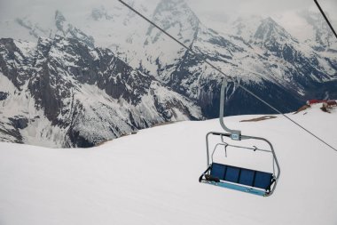 Kayak merkezindeki kayak koltuğu kaldırma halatı, fünikülerden dağlara kadar manzara.