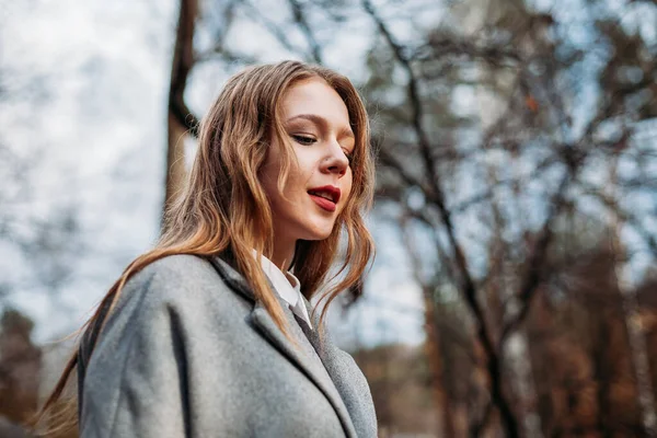 Portret van jonge meisje zakenvrouw in een grijze jas poseren in Pa — Stockfoto