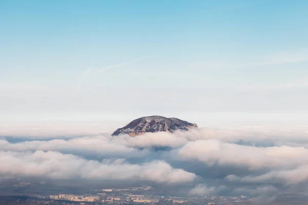 飛行機の雲に覆われた山の上空からの眺め — ストック写真