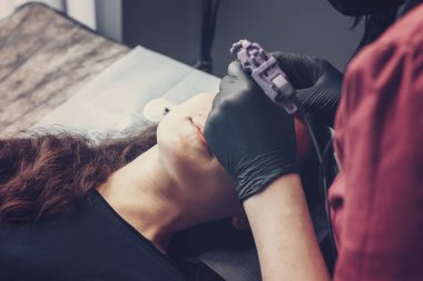 Kaş dövmesine kalıcı makyaj uygulayan kozmetik uzmanı.