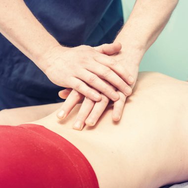 Fizyoterapist hastada klinik çalışma. Rehabilitasyon tedavisine 