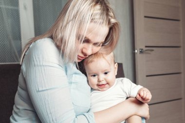 Anne ve kız arasındaki ilişkiler: Annemle olan sorunlar nereden geliyor? Büyük abla ya da kollarında küçük bir gülümseme olan sevgi dolu anne..