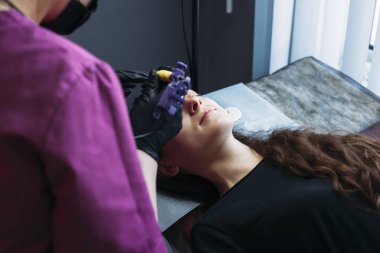 Kaş dövmesine kalıcı makyaj uygulayan kozmetik uzmanı.