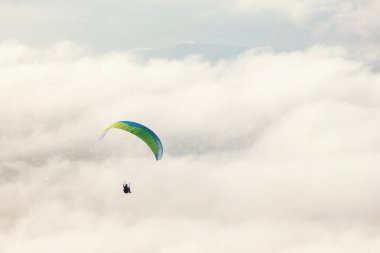 Gökyüzündeki paraglider