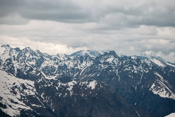 Karla kaplı dağların güzel manzarası. arkaplan — Stok fotoğraf