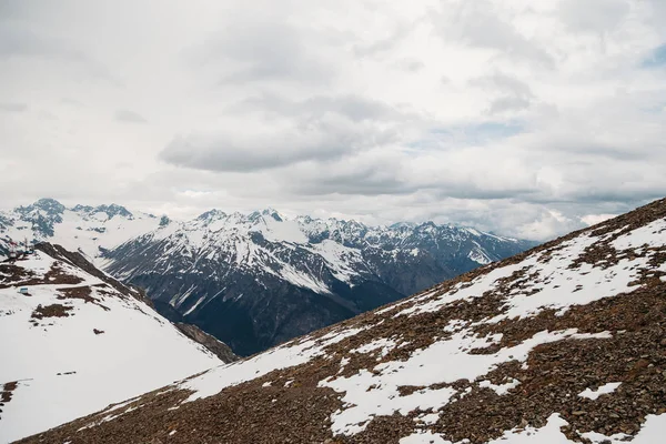 Widoki na wysokie ośnieżone szczyty górskie pokryte są puszystymi — Zdjęcie stockowe
