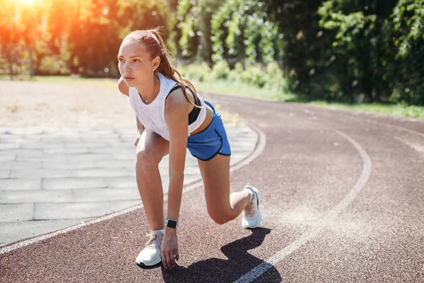 若い美しいアスリートの女の子は夏の日に遊び場でレースの準備をしました — ストック写真