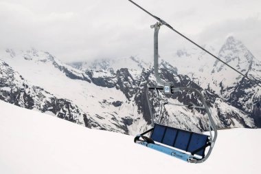 Kayak merkezindeki kayak koltuğu kaldırma halatı, fünikülerden dağlara kadar manzara.