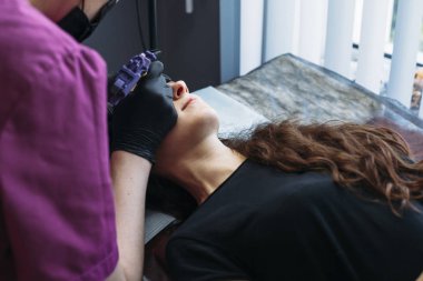 Kaş dövmesine kalıcı makyaj uygulayan kozmetik uzmanı.