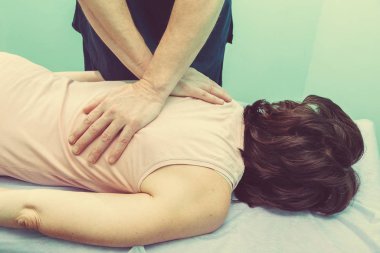 Beyaz erkek, profesyonel doktor sırt sorunu olan bir hastaya masaj yapıyor.