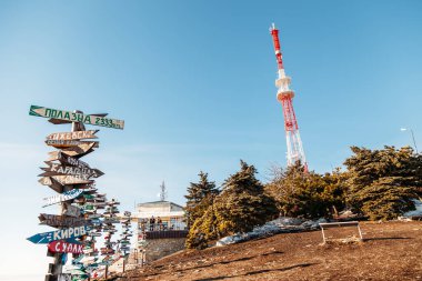 Pyatigorsk, Stavropol Bölgesi / Rusya - 21 Ocak 2019: Mashuk Dağı tepesinde şehir ve televizyon kulesi işaretleri