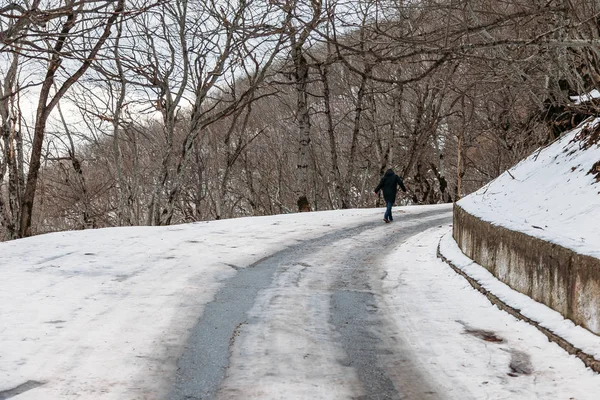 Сніжна Дорога Взимку Чоловік Ходить Дорозі — стокове фото