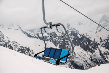 Kayak merkezindeki kayak koltuğu kaldırma halatı, fünikülerden dağlara kadar manzara.