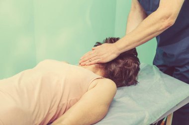 Fizyoterapist hastada klinik çalışma. Rehabilitasyon tedavisine 