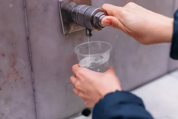 Drinkgalerij Van Minerale Bron Close Van Jonge Vrouw Het Verkrijgen — Stockfoto