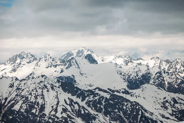 Hermosas vistas de las montañas nevadas. antecedentes —  Fotos de Stock