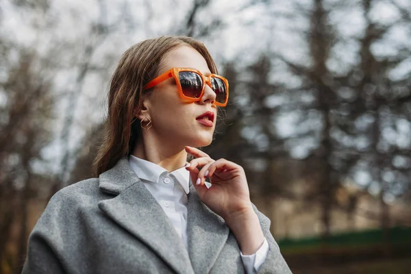 Ritratto di giovane modella bionda con occhiali nel parco all'aperto — Foto Stock